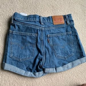 High-waisted Levi jean shorts. Size 25
